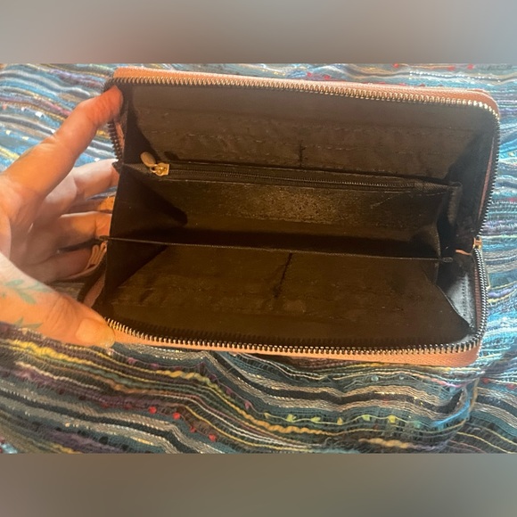 Pale pink quilted with pearls wallet. Measures approximately by 4 inches. NWOT - Picture 6 of 7